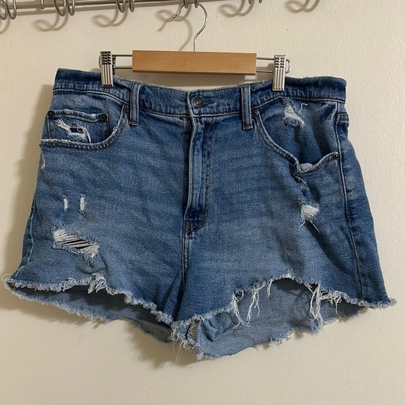 Abercrombie & Fitch Pants - EUC Abercrombie & Fitch Curve Love High Rise Mom Short size 32/14